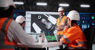 Çok Irklı Mühendis Yenilikçi 3D Havacılık Tasarımı Sunumu Monitörde