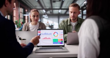 Genç Afrikalı Veri Analisti Bilgisayar Kontrol Paneliyle İş Toplantısına Öncülük Etti