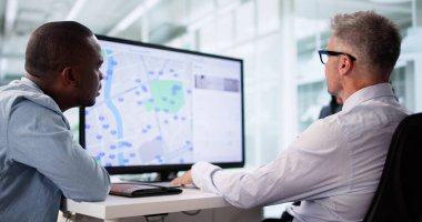 Çevrimiçi Mülkiyet Listelerinde Gezinen Genç Latin Çift Ev Arıyor.