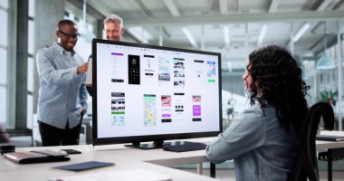 Mobil Uygulama Tasarımında İşbirliği yapan Kullanıcı Arayüzü Tasarımcılarından oluşan Çeşitli Takım.