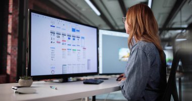 Genç kadın, serbest mobil uygulama UI tasarımcısı olarak çalışıyor. Çevrimiçi, çeşitli uygulama arayüzleri için tasarımlar yapıyor