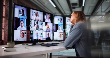 Ofisteki sıkıcı toplantı sırasında yorgun kadın uykuya daldı..