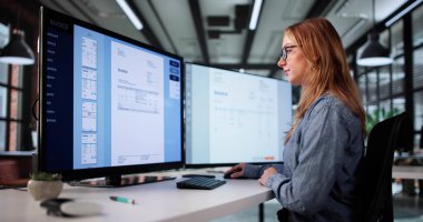 Tıbbi Fatura Denetleme: Ödeme Yöneten Genç Kadın Yazılım Uzaktan Yönetimi