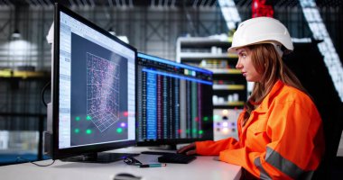 Roket İnşaat Sanayi Merkezi 'nde SCADA kontrolünü kullanan kadın mühendis. Kadın Büyük Ekranda Veri Kontrol Ediyor