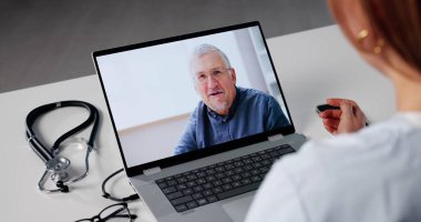 Kadın Doktor Yaşlı Kadın ile Çevrimiçi Teletıp Danışmanlığı Yapıyor