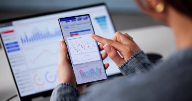 Kadın Analizci İş Verileri Göstergesinde Piyasa Performansını Analiz Ediyor