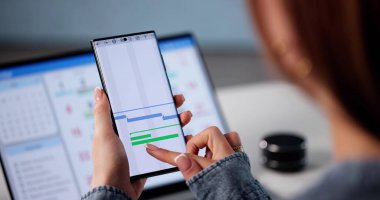 İş Zamanlaması ve Görevleri Yönetmek için Çalışan Mobil Uygulama Kullanıyor