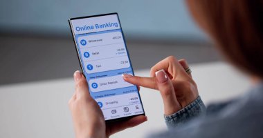 Güvenli Çevrimiçi Bankacılık: Genç Kadın Dengeyi Kontrol Ediyor ve Para Aktarımı