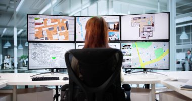 Gayri menkul kaldırma için CAD Yazılımı kullanan Genç Kadın.