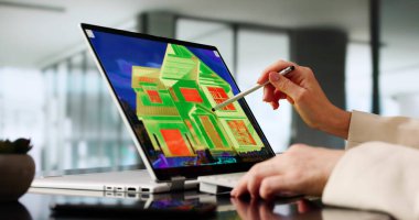 Ev Yapımı Verimliliği Derecelendirmesi için Termal Görüntüyü Analiz Eden Profesyonel Kadın