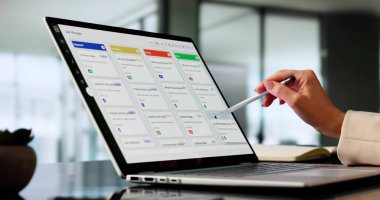Ofis Takvimindeki Proje Yönetimi için Yazılım Kullanan Yönetici Kadın