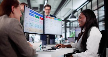 Yoğun Genç Proje Yöneticisi Kanban Yazılım Takımını Düzenliyor.