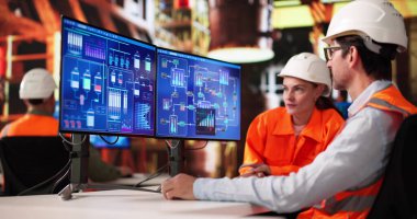 Çeşitli Mühendisler Fabrikada Yenilikçi Otomasyon Sistemi Kullanıyor.