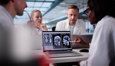 Radyoloji Ekibi Beyin Bakımı İçin Gelişmiş Nöro Görüntüleme Teknolojisi Kullanıyor.