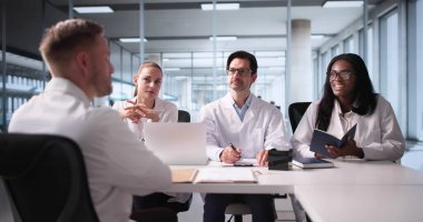 Doktor İşe Alma Süreci: Tıbbi Personel İçin Hastane Paneli Görüşmesi