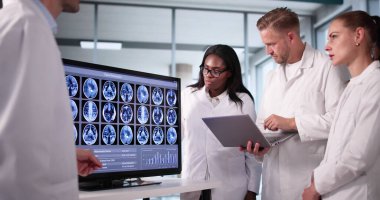 Nörolog, hastanın kafasındaki yarayı teşhis etmek için MRI taraması yapıyor.