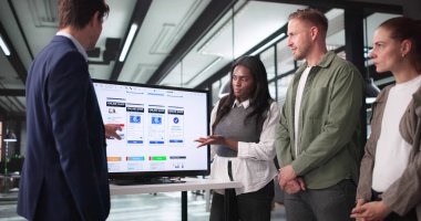 Ekiple Mobil Alışveriş Uygulaması Yaratıcı Afrikalı Amerikalı İş Kadını Tasarladı