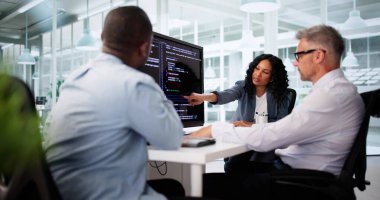 Kara Yazılım Mühendisi Ofis Bilgisayar Ekranında Hata Ayıklama Kodu.