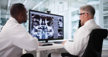 Radyologlar, çocuk dişlerini taramak için diş röntgeni yazılımı kullanıyor..