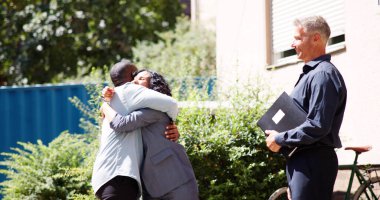 Yeni Ev Sahipleri: Genç İspanyol Çift Emlakçıdan Anahtarlar Aldı