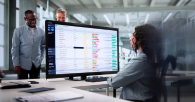 Verileri Birlikte Analiz Etmek İçin Hesap Tablolarını Kullanan Çeşitli Profesyoneller Takımı.