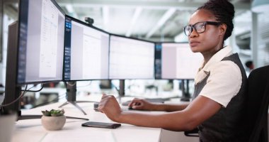 Genç Siyah Muhasebeci Faturaları Hesaplamak İçin Elektronik Fatura Yazılımı Kullanıyor