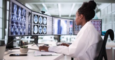 Kadın Afro-Amerikalı Doktor, Ameliyat için X-Ray Görüntüleme Yazılımı Kullanıyor