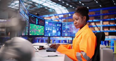 Afrikalı Amerikalı Kadın Masaüstünde Sanal Depo Otomatik Yazılımı Oluşturdu.