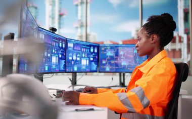 Genç Afrikalı Amerikalı Kadın Mühendis Kimya Fabrikasında Yağ Üretimini Analiz Ediyor.