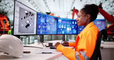 Yenilikçi Afro-Amerikan Kadın Elektrikli Araba Geliştiren Fabrikada CAD Tasarımı.