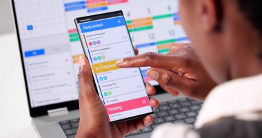 Ofisteki Çevik Proje Yönetimi Yazılımını kullanan Başarılı Afrikalı Amerikalı Kadın.