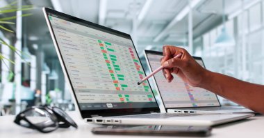 Ofisteki Afrikalı Kadın verileri analiz etmek için bilgisayar kullanıyor