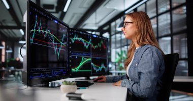 Borsa analizi ve bilgisayar üzerinde alım satım yapmakla meşgul..