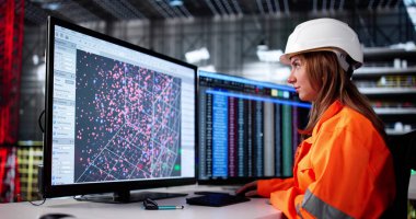 Roket İnşaat Merkezi 'nde SCADA Kontrolü Kullanan Genç Kadın Mühendis.