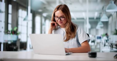 Hastane ofisindeki Mutlu Kadın Doktor ve Hemşire Görüntülü Aramalar