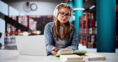 Kütüphanedeki Dizüstü bilgisayarla Odaklanmış Üniversite Bilgini Araştırması