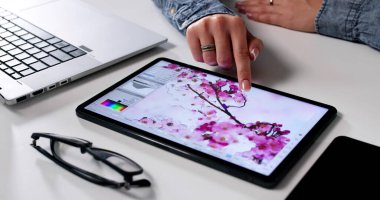 Genç Kadın, Grafik Tasarımı İçin Fotoğrafları Bilgisayarında Düzenliyor.