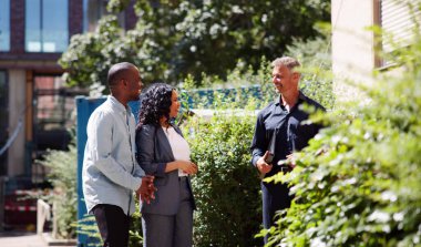 Afrikalı Amerikalı Emlakçı Dışarıda Yeni Lüks Emlak Gösteriyor.