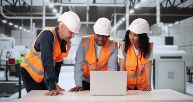 Fabrikadaki Otomatik Üretim Süreci Denetleniyor. Çeşitli Takım, Ekip Denetleniyor.