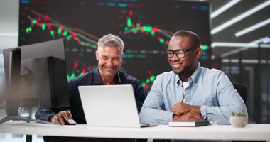 Ticareti tartışmak için Ofiste Çeşitli Profesyonel Toplantılar Grubu.