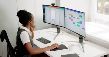 Ofisteki Bilgisayar Ekranında Proje Yöneticisi Afrikalı Amerikalı Kadın.