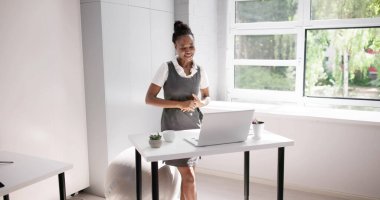 Ayarlanabilir Yükseklik Sehpası Meşgul Kadın İçin İşi Kolaylaştırır