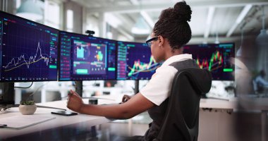 Ön paneldeki borsa eğilimleri analiz ediliyor, Ofisteki Kadın Komisyoncu