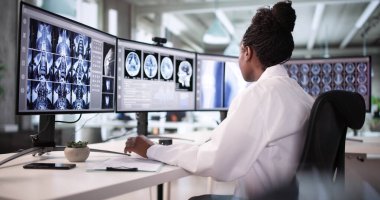 Afro-Amerikan Doktor, ameliyat görüntülerini taramak için yazılım kullanıyor..