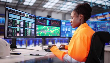 Afro-Amerikalı Kadın Depo Otomatik Kontrolü İçin Sanal Gerçeklik Kulaklığı Kullanıyor.