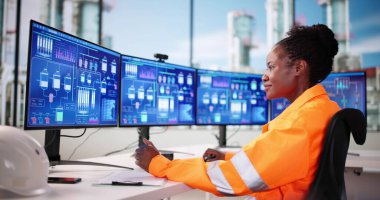 SCADA Sistemi Kullanılarak Kimya Fabrikasında Kadın Mühendis Yağ Üretimini İzliyor