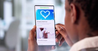 Genç Kadın Afrika 'da Göğüs kanseriyle savaşmak için para topluyor.