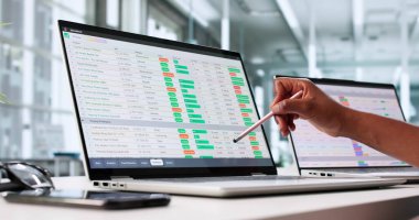 Laptop Bilgisayarında Tıbbi Verileri Analiz Eden Genç Afrikalı Kadın