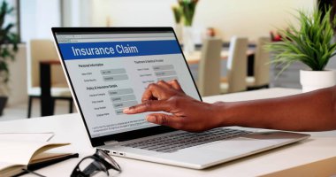 Sigortacı Afro-Amerikan Kadın Hayat Politikası Uygulamasını Çevrimiçi Tamamladı