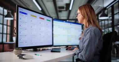 Dizüstü bilgisayarında Kanban Proje Yönetimi Yazılımı Kullanmakla Meşgul.